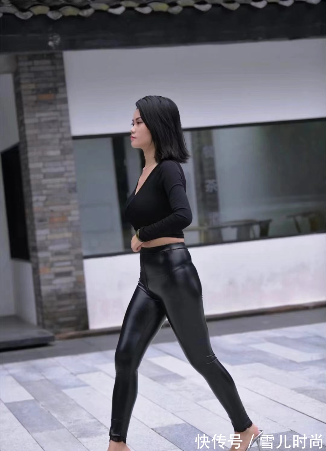 身材 黑色打底衫搭配紧身皮裤时尚修身有魅力,打造完美身材!