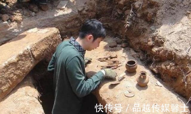 盗墓贼@有一个古墓使盗墓贼趋之若鹜，可是要么无功而返，要么有去无回