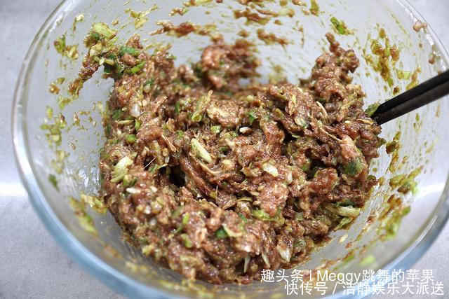 带来|饺子肉馅里打水,错了!头伏饺子二伏面,今天带来个不一样的饺子