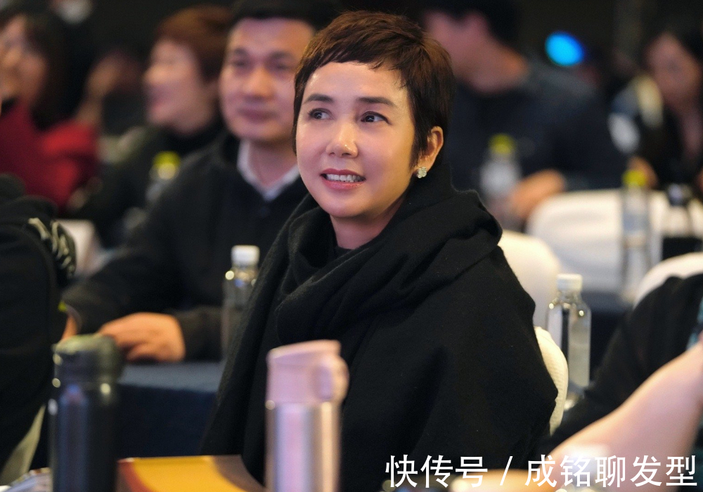 发型|四十的女人,都喜欢剪短刘海和短发?如何知道自己适合什么发型?