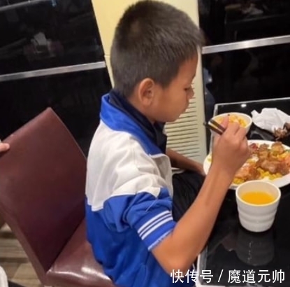 慷慨解囊!全红婵与弟妹食堂聚餐,3姐弟都爱吃肉,红姐豪气请客