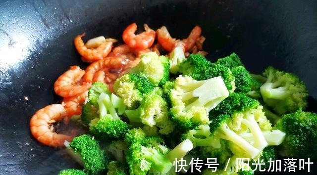 老少皆宜|西蓝花和虾仁搭配,随手一炒就是一盘下饭菜,家人都爱吃!