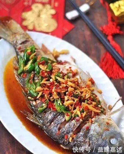 做红烧鱼,最忌只用料酒和醋去腥,老师傅都这么做,肉质嫩滑爽口