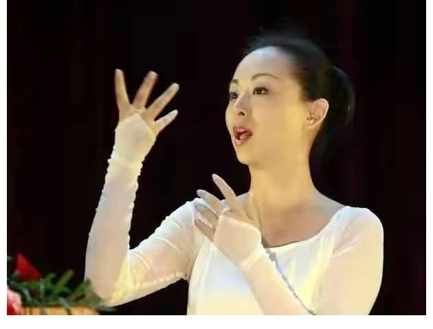 聋哑人|湖北姑娘,2岁失聪,却能上春晚表演千手观音,如今怎么样了?