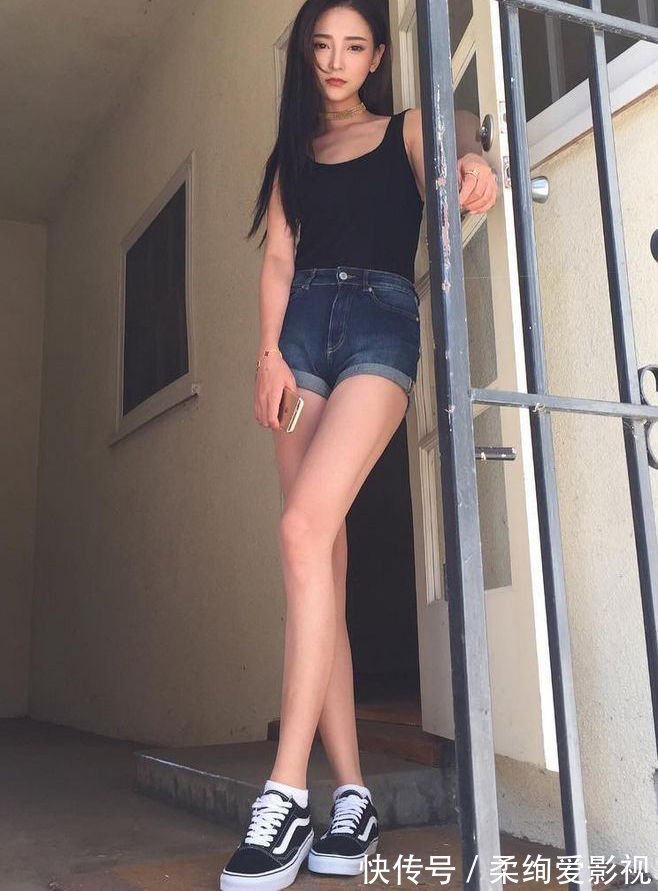 街拍|美女穿搭:街拍牛仔裤美女的穿搭塑造出都市女性,打造美好曲线