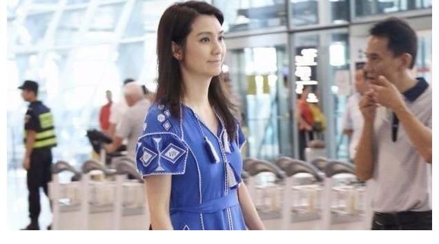 50岁洪欣10天赶5场商演,卖力演唱却少有人捧场,为养家太心酸