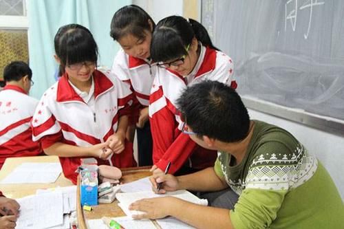 学习态度|依赖辅导的学生，考上高中后怎样了？老师道出实情，别再走弯路了