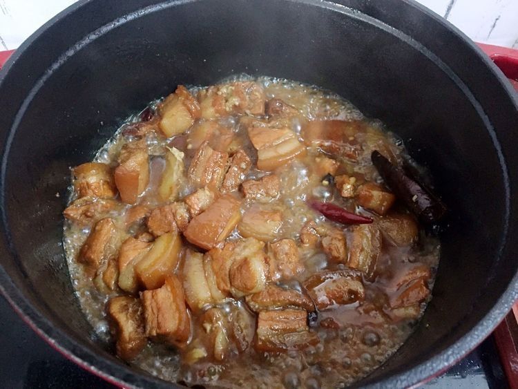 红烧肉不会做?这种做法我用了十几年,肥而不腻,上桌瞬间光盘