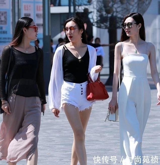 上衣|街拍:美女身穿棕色紧身上衣搭配白色长裤,美丽时尚