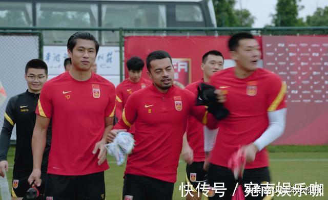 12强赛|国足全新“任务”曝光:全队只有一人缺席,李铁罕见露出笑容