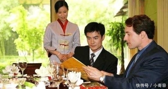 服务员|为啥客人点完餐后，店员要急着把菜单收走看完以后要长点心了