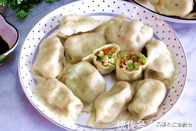 调白菜馅时,教您“3不放3多放”,饺子满嘴留香,鲜嫩还不出水