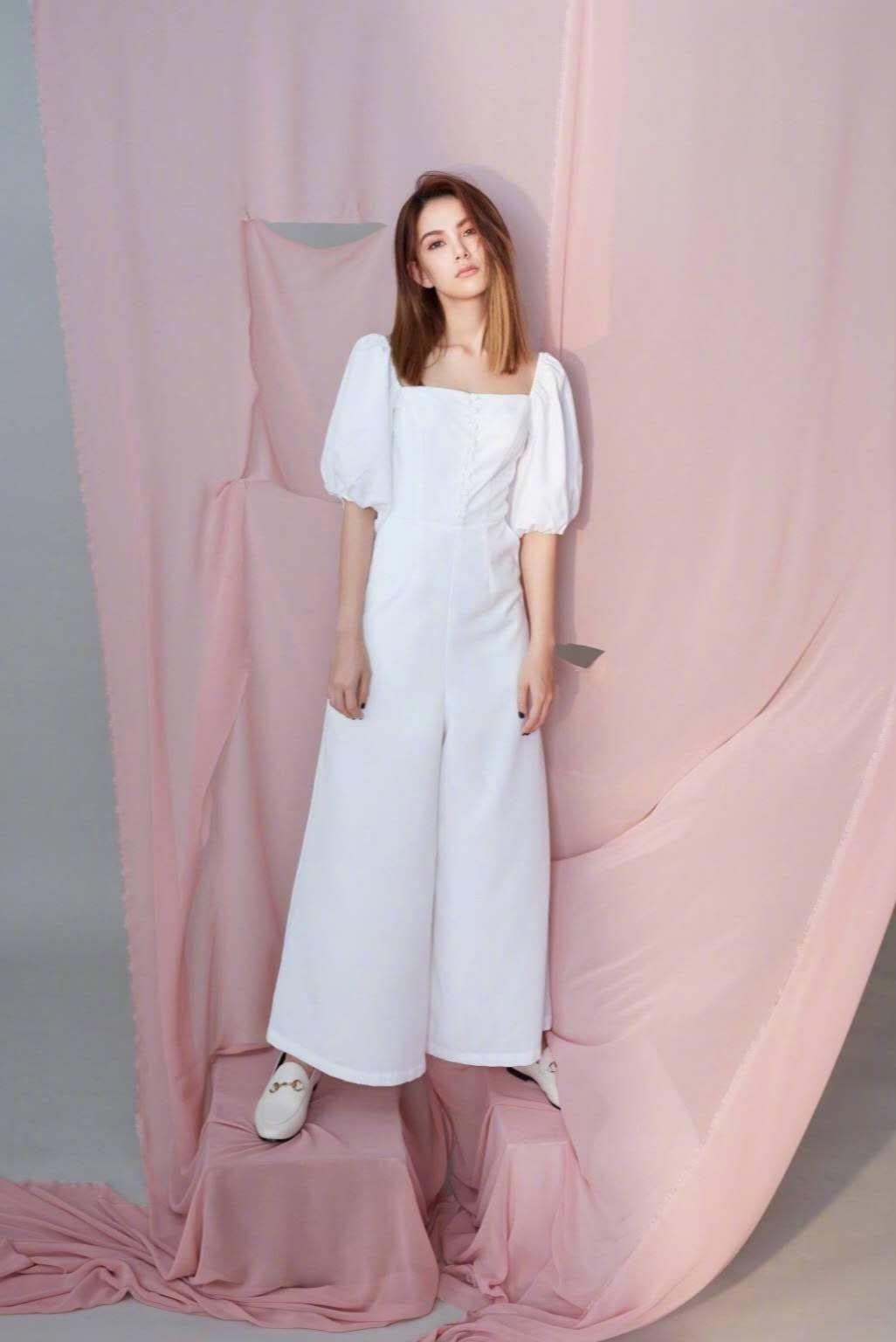 连衣裙|昆凌不愧是天王嫂,牛仔外套搭渔网袜个性洋气,漫画腿绝了