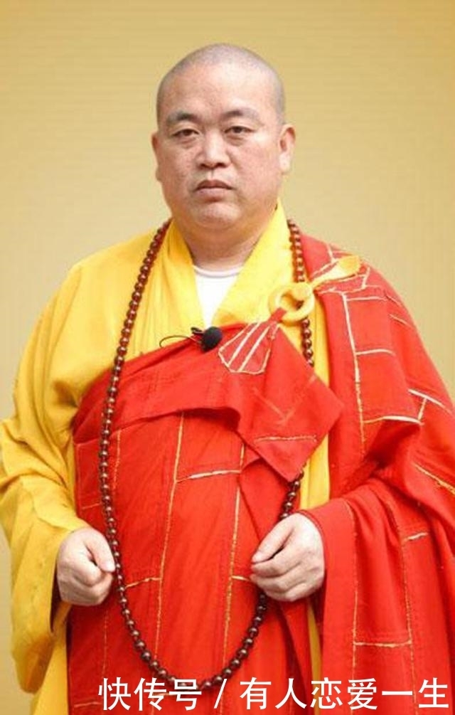 释永信的袈裟多贵重?18K 纯金做配钩,上好翡翠造玉环,估价16万