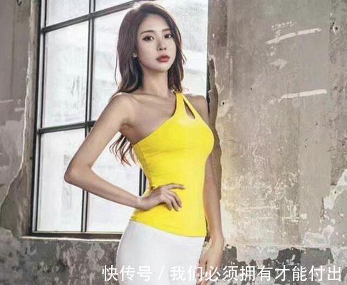 穿搭|美女穿搭:小姐姐爱穿气质百搭的紧身裤,给人成熟优雅的气质