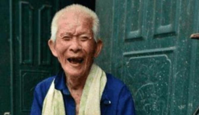 运动|105岁老人抽烟喝酒不运动,他说长寿做4件事,不做1件事