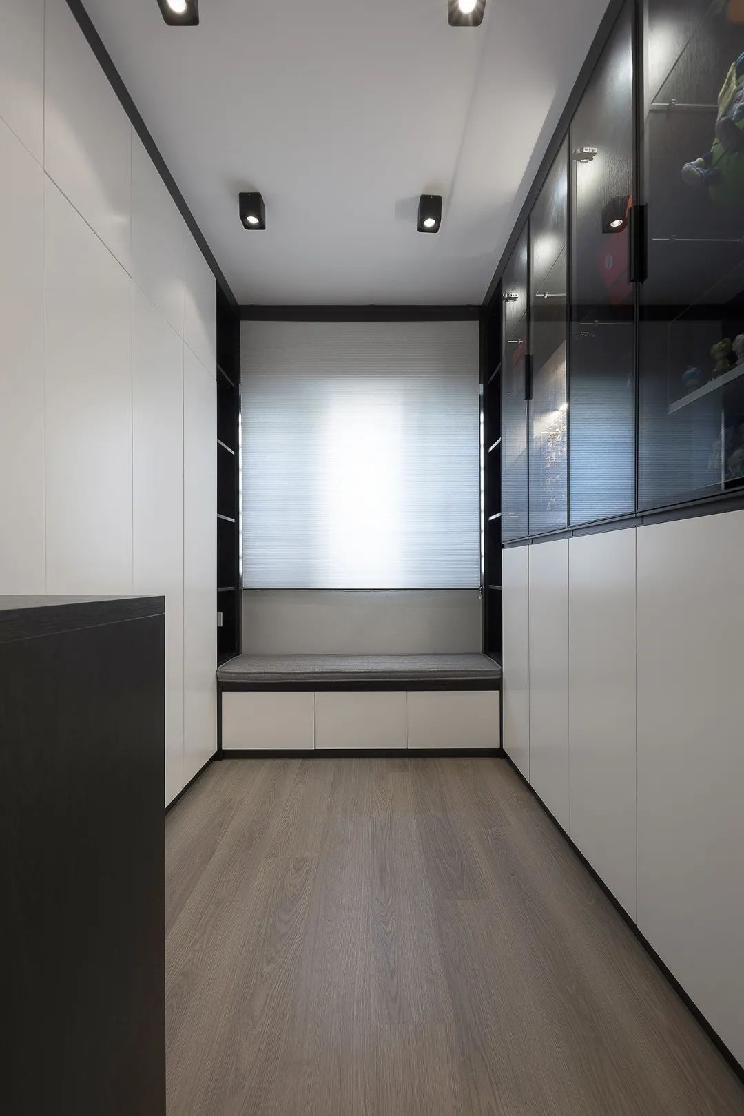 布置|125㎡现代黑白灰+木质感,简雅舒适无主灯,品质生活好自然