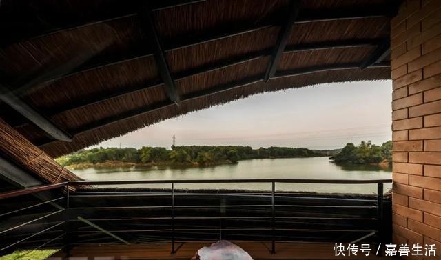 中薪|越南河内湖边民宅,土砖茅草打造的别墅!