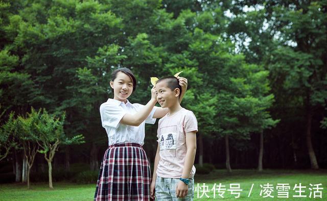 姐姐|“天使姐姐”火了,怕弟弟冻着就踹怀里,网友:日后见面照样打