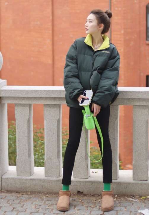 小姐姐|今年流行“羽绒服+小脚裤”,时髦显瘦又保暖,轻松美出新高度