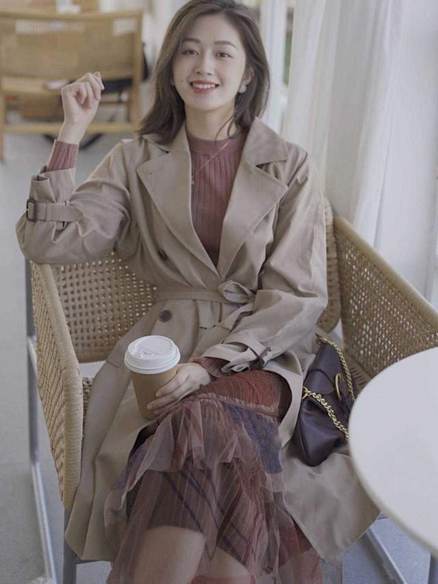 韩系|今年流行穿“针织衫”,搭配半身裙简约洋气,极简穿搭照样高级