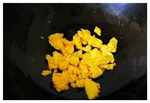 这菜被称为湘菜一绝,口味香辣,我家隔三差五吃一次,家人的最爱