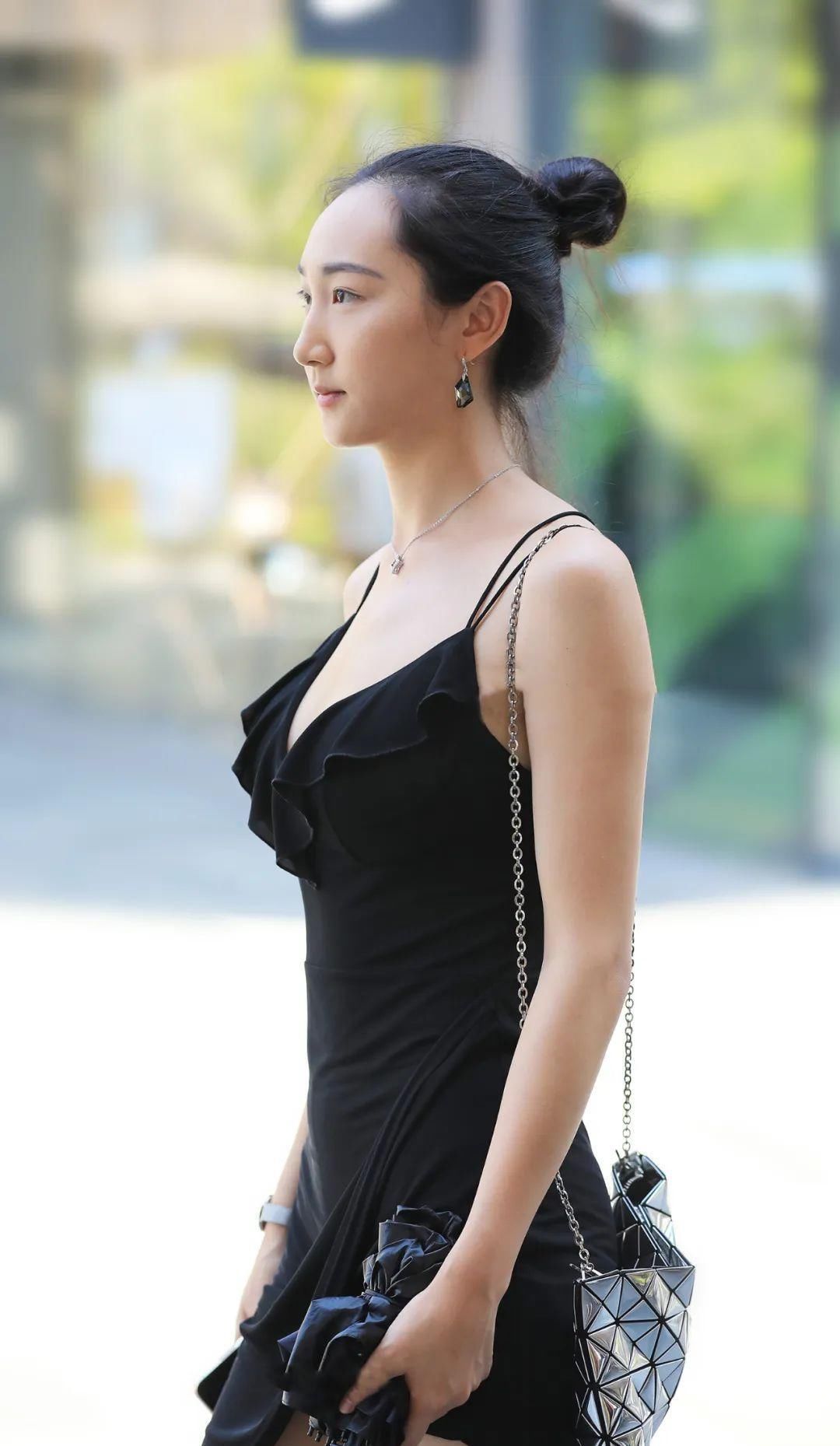 吊带 美女身材爆给力,随便穿件吊带裙,30岁男士直夸她优秀