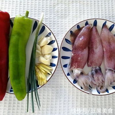 青红椒|你青红椒爆炒鱿鱼花的正宗做法，简单几步，越吃越上瘾