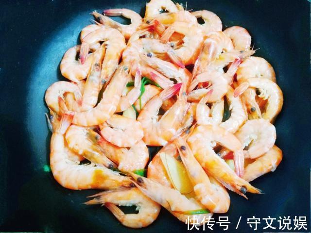 宝妈|大虾，用水煮鲜味就跑了，卖虾师傅教你一招，虾肉不柴，鲜香软嫩