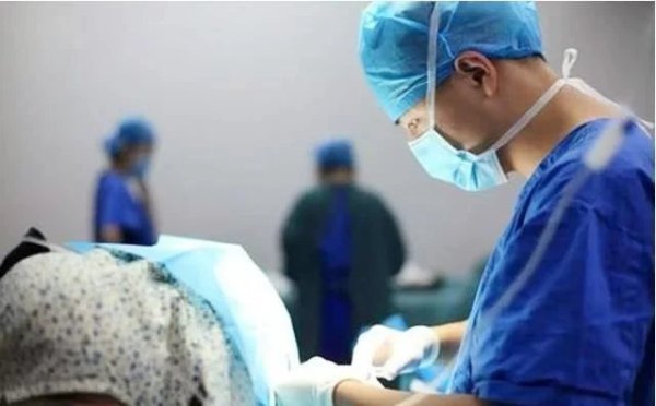 丈母娘|产妇待产疼晕两次,老公果断叫医生打无痛,丈母娘却选择了拒绝!