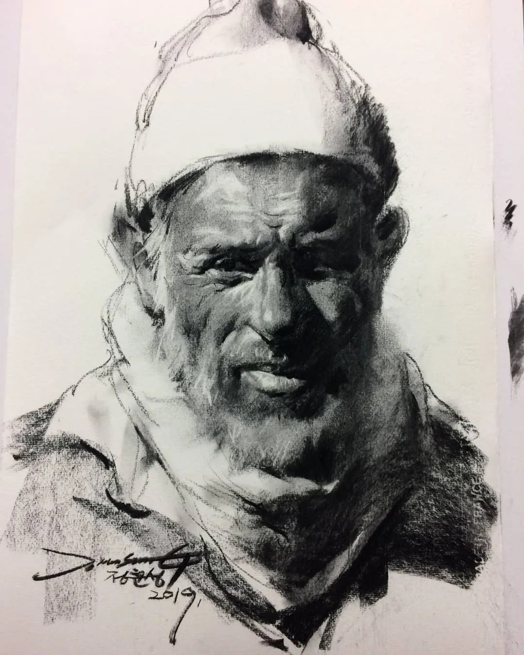 小孩童$画皮画骨难画魂,他用木炭条把肖像画活了