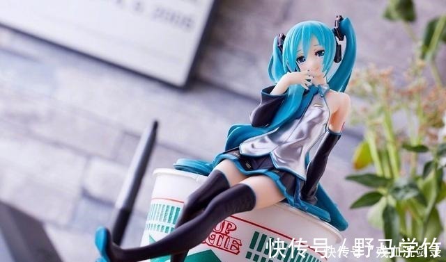 手办|初音未来推出泡面压手办,这大长腿谁还有心思吃面啊