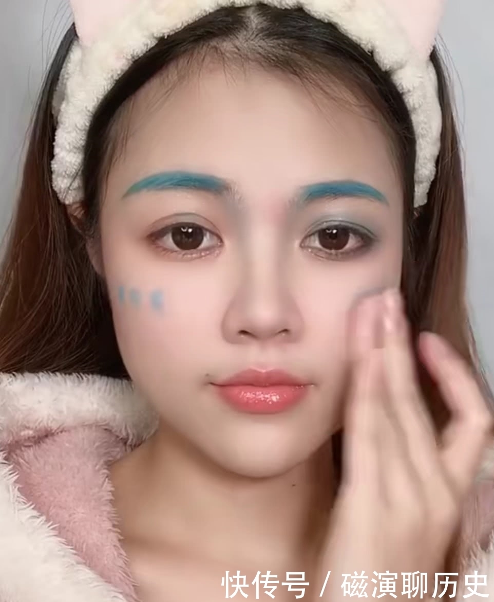 天蓝色|女生“天蓝色”口红画全脸,美得不像话,直男:你脸咋蓝了?