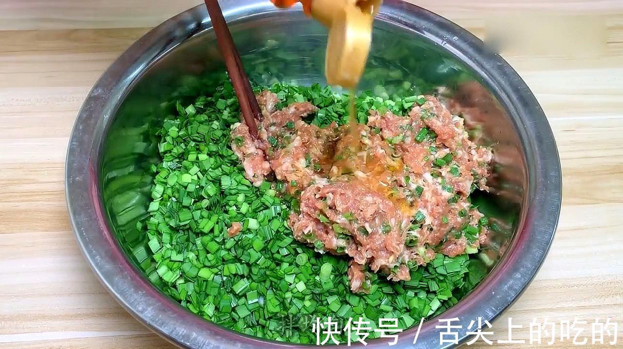 包韭菜肉馅饺子,牢记“3放2不放”韭菜碧绿不发黑,不出水不烧心