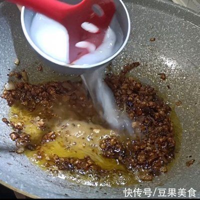 m2勺豆瓣酱撑起的主食，一家三口吃不够