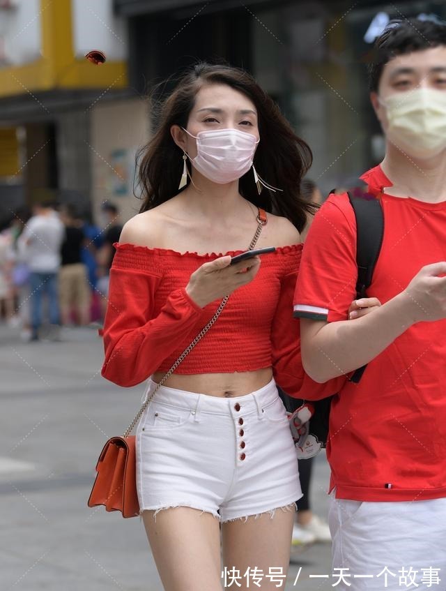 上衣 正红色上衣搭配雪白跨装,青春时尚,简单日常的情侣穿搭!