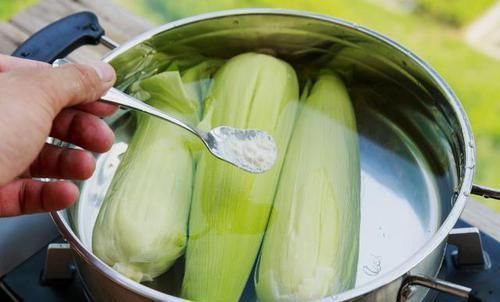 清甜|煮玉米，最忌直接冷水下锅煮！再加这两样，玉米清甜软糯吃不腻