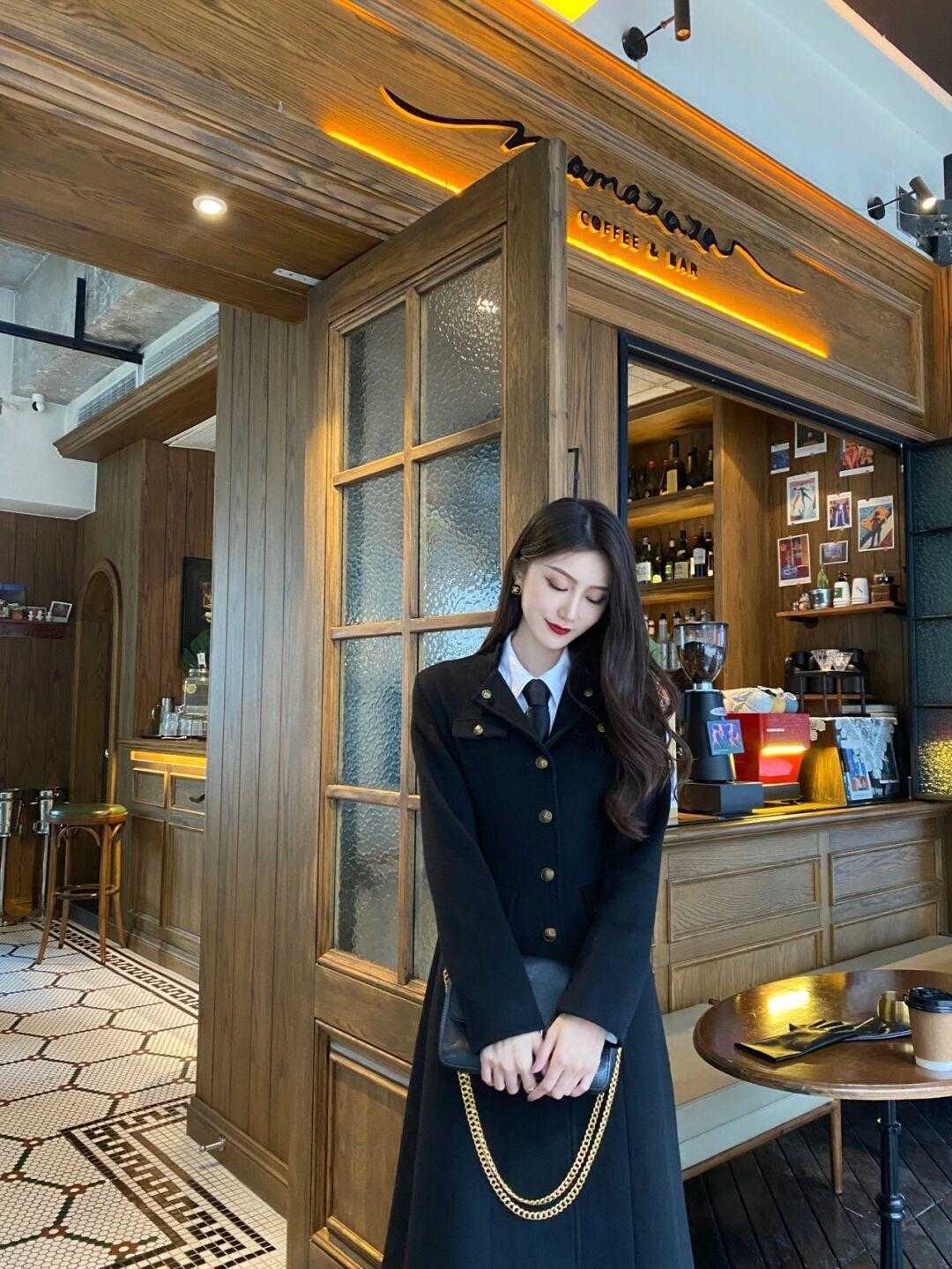 风格 天冷了,穿一件黑色大衣百搭不挑人,还能提升气质又温暖显瘦