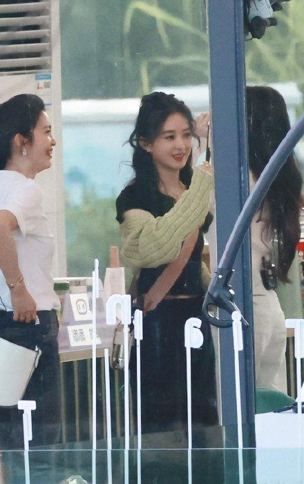 丁真|赵丽颖《中餐厅5》路透，与宁静张碧晨热聊，化身前台小妹忙不停