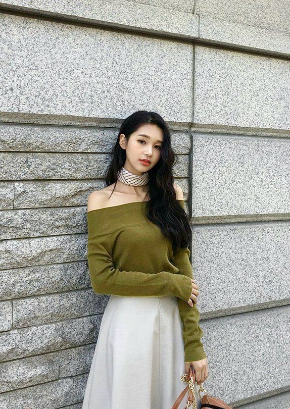 不错|美女街拍:一字肩上衣搭配半身长裙,效果还不错