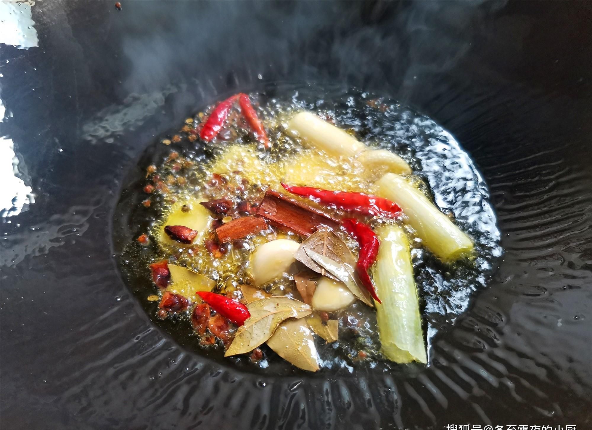  大鹅炖不烂，味道还腥？教你东北农家铁锅炖大鹅，软烂入味还不腥