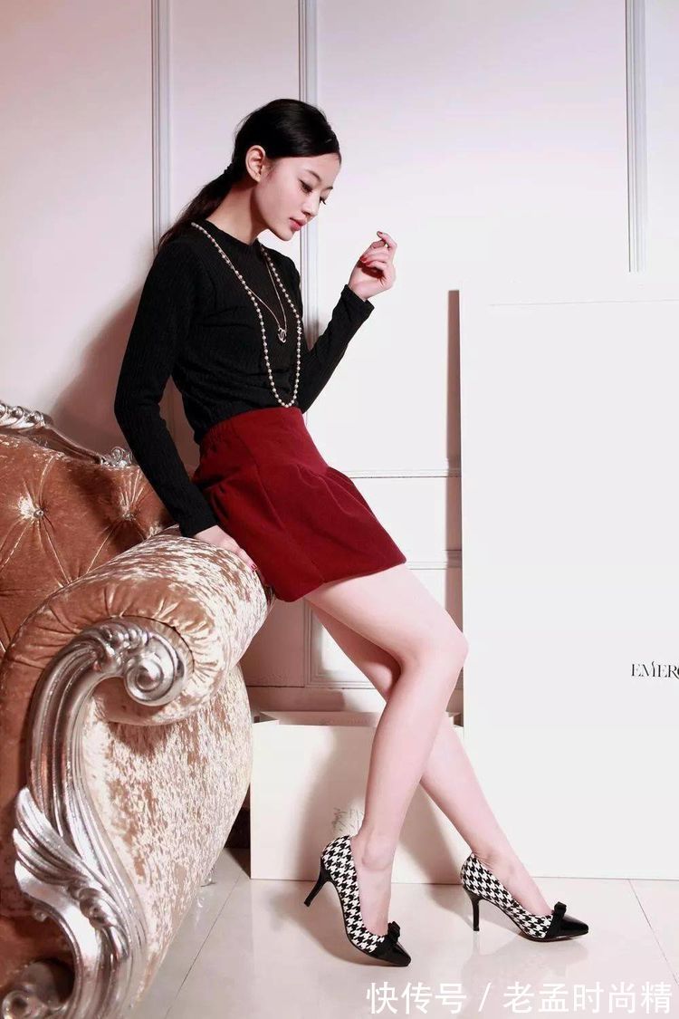 美女|街拍美女:美女脚上搭配一双黑色尖头高跟鞋,让她整体搭配显得既优雅又时尚