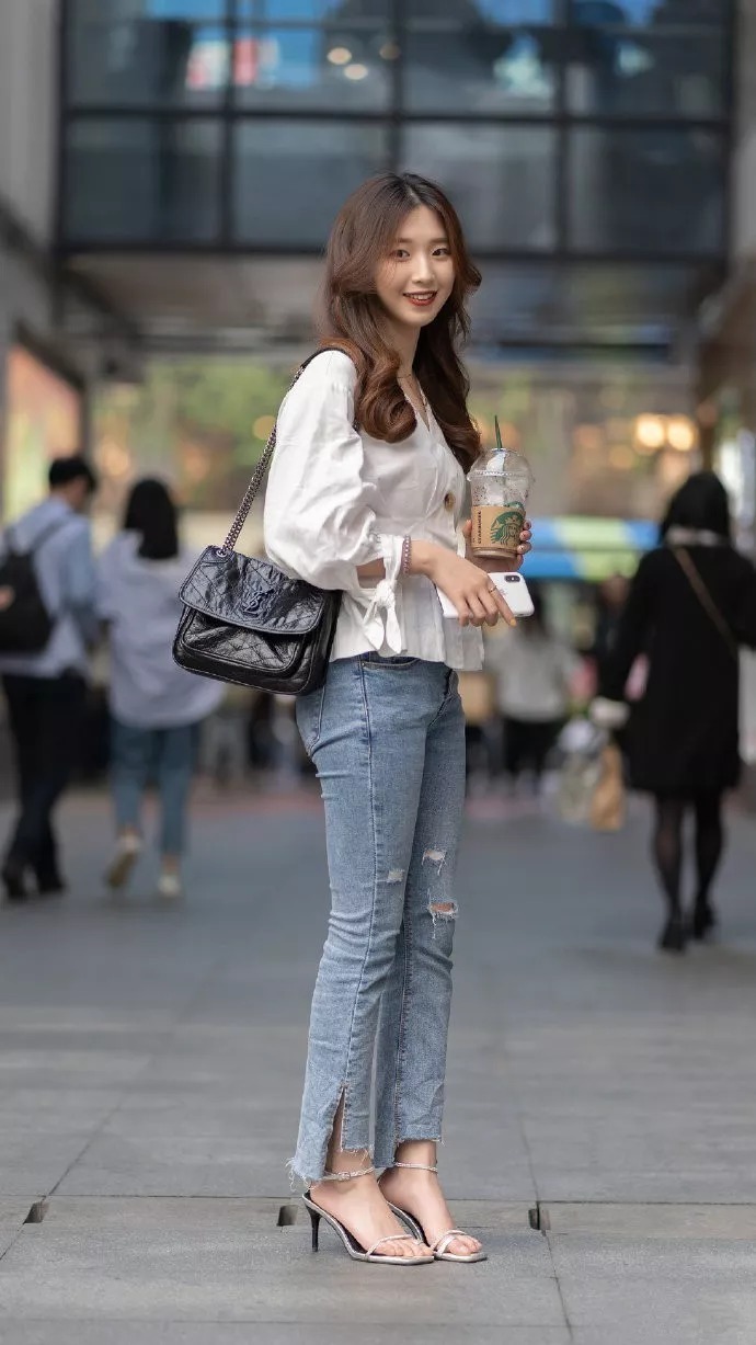 街拍:女生搭配高跟鞋，好身材也能穿出来
