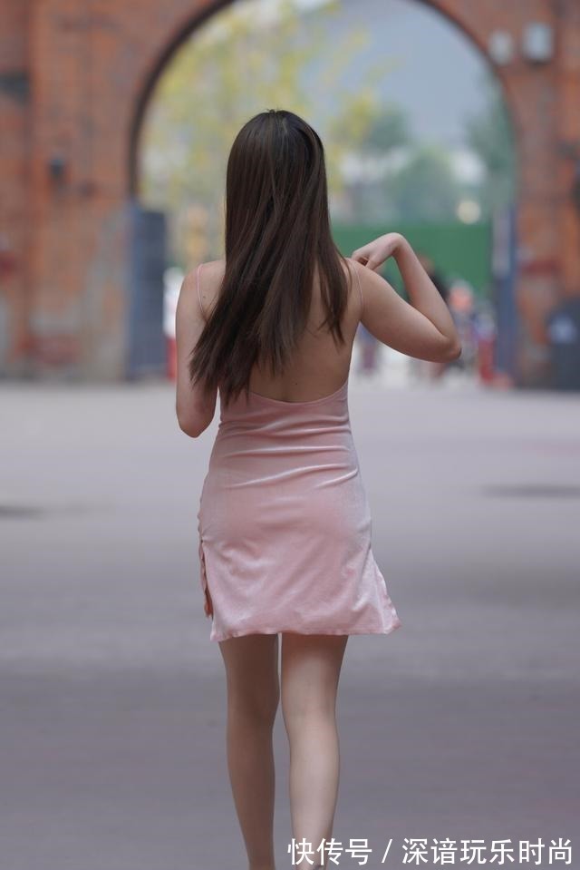 包臀裙 慵懒的包臀裙装扮尽优美的飘逸感,无惧寒冷露出脚背,造型独特!