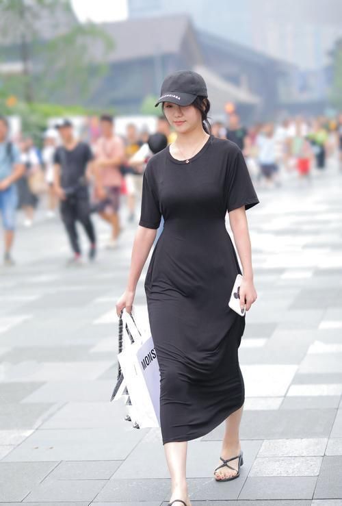 街拍婀娜多姿的小姐姐,紧身包臀裙穿搭,尽显成熟韵味