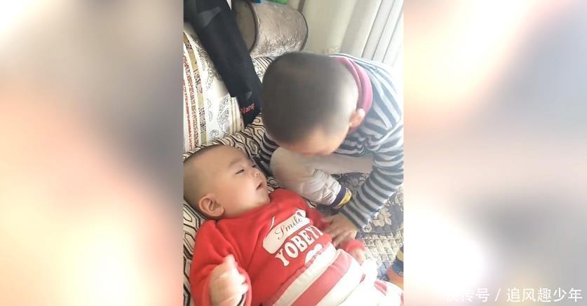 小知识|哥哥看到弟弟要哭了,想尽各种办法哄他开心,网友:好温馨的兄弟