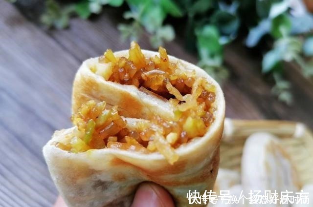 面团|教你做好吃解馋的萝卜粉条素馅饼,皮薄馅大又柔软,凉了也不硬