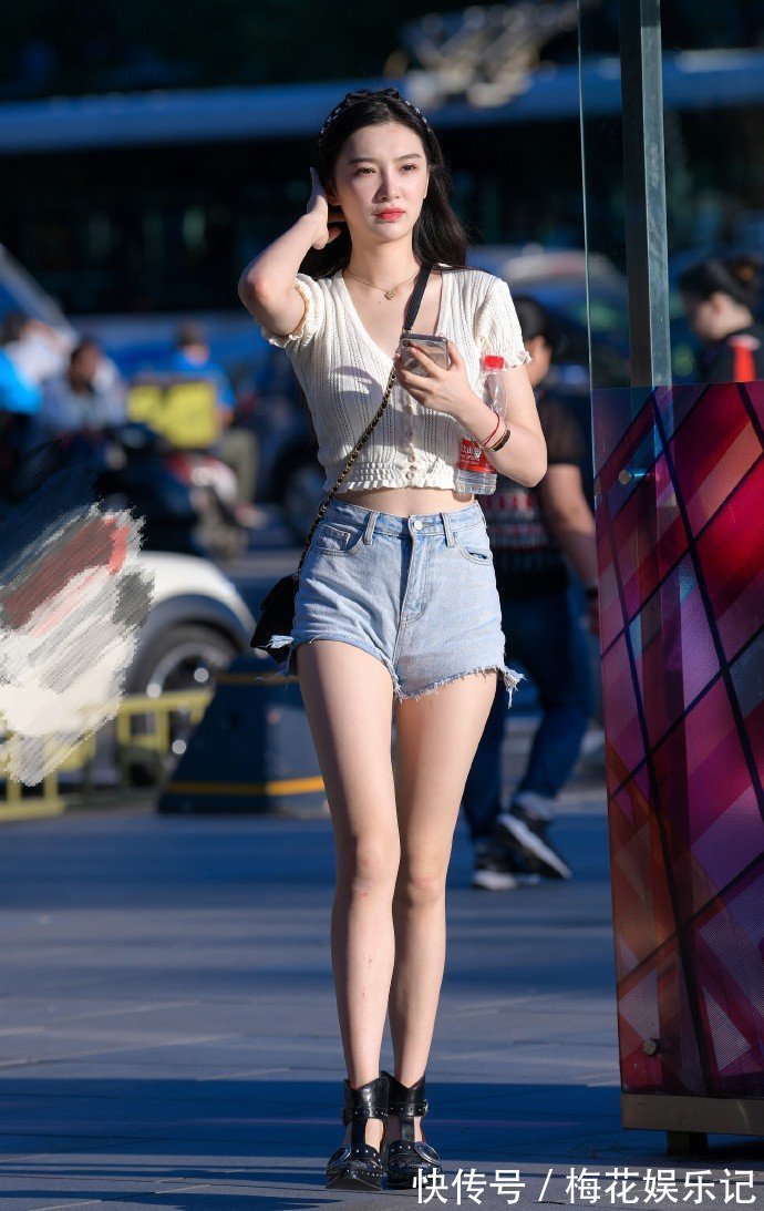 衬衫 小姐姐衬衫搭配一双粉色高跟鞋,高贵迷人