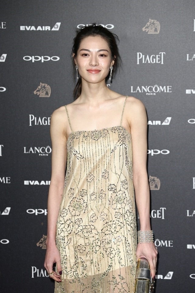 钟楚曦的线条身材太抢镜, 穿吊带裙简约不俗气, 高级感藏在骨子里