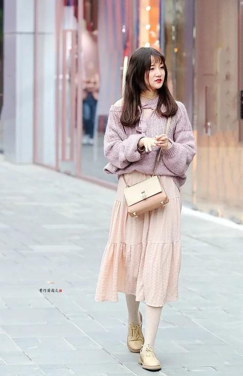 街拍:清新亮眼的白丝袜美女